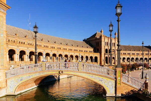 Sevilla, Plaza de Espana, egy napsütéses délután. Andalúzia, Spanyolország. — Stock Fotó