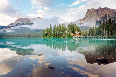 Yoho Ulusal Parkı 'ndaki Emerald Gölü' nün güzel yansıması, British Columbia, Kanada
