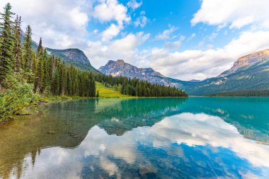 Yoho Ulusal Parkı 'ndaki Emerald Gölü' nün güzel yansıması, British Columbia, Kanada