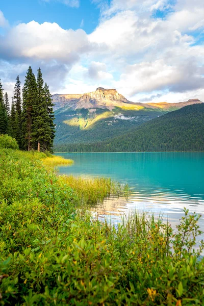 Hermosa reflexión en Emerald Lake en el Parque Nacional Yoho, Columbia Británica, Canadá — Foto de Stock