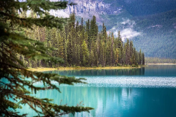 Piękna refleksja nad jeziorem Emerald Lake w Parku Narodowym Yoho, Kolumbia Brytyjska, Kanada — Zdjęcie stockowe