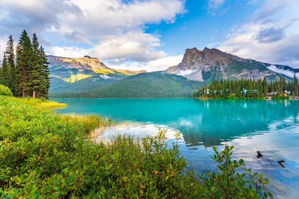 ภาพสะท้อนที่สวยงามที่ทะเลสาบ Emerald ในอุทยานแห่งชาติ Yoho, บริติชโคลัมเบีย, แคนาดา — ภาพถ่ายสต็อก