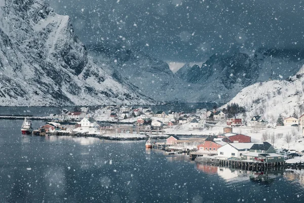 Reine, Lofoten adaları, Norveç. Kış manzarası ve kar manzarası
