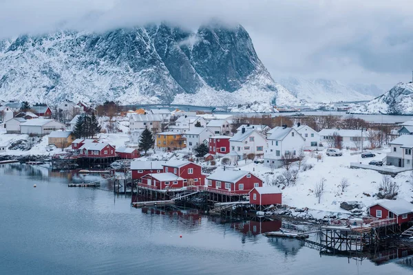 Red Rorbuer Hus Lofoten Snøaktig Vinterlandskap – stockfoto