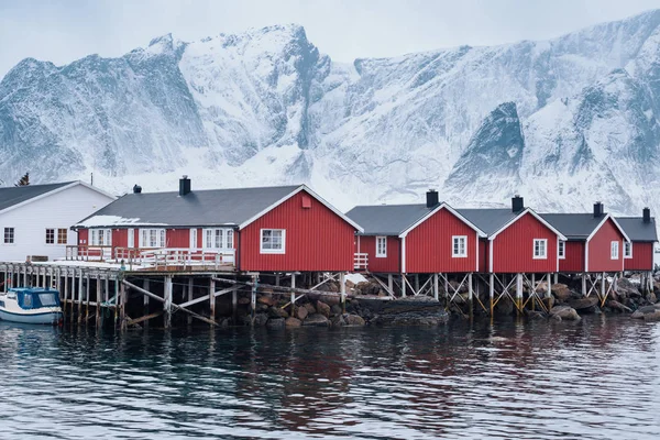 Red Rorbuer Hus Lofoten Snøaktig Vinterlandskap – stockfoto