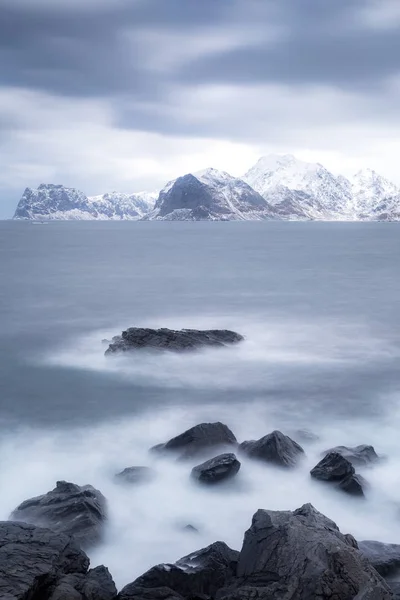 Larga Exposición Las Rocas Océano Con Paisaje Nevado Fondo Noruega —  Fotos de Stock