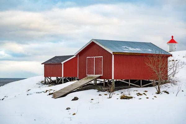 Roter Torbuer Und Leuchtturm Auf Den Lofoten Norway Snowy Winterlandschaft — Stockfoto