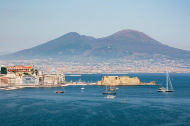 Napoli, Campania, İtalya. Vesuvio Volcano ve Castel dell 'Ovo ön planda