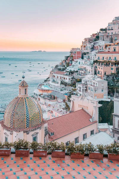 Positano auringonlaskun aikaan, Amalfin rannikko, Campania, Italia . — kuvapankkivalokuva