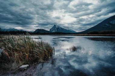 Rundle Dağı ve Vermillion Gölleri Bulutlu bir günbatımında, Banff, Alberta, Kanada