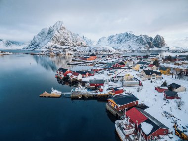 Reine, karlı hava manzarası. Lofoten Adaları, Norveç