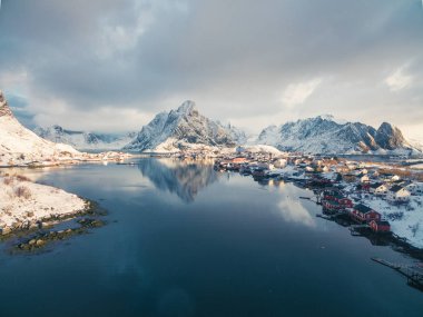 Reine, karlı hava manzarası. Lofoten Adaları, Norveç