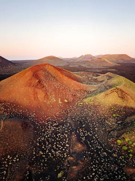 加那利群岛兰萨罗特市日落时的火山 西班牙 空中景观 — 图库照片