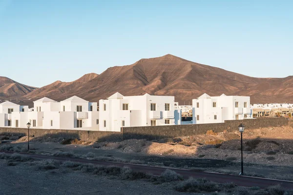 อาคารสมัยใหม่ที่ Playa Blanca, Lanzarote, Canary Islands . — ภาพถ่ายสต็อก