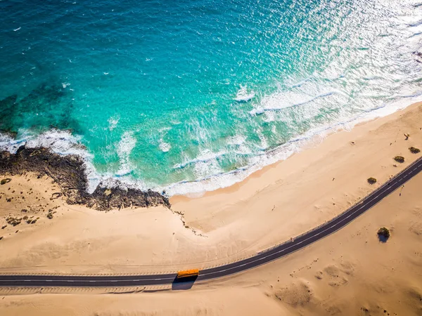 Directamente encima de la carretera de autobuses y la playa en las dunas de arena de Corralejo, Fuerteventura, Canarias — Foto de Stock