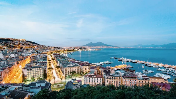 Neapel på natten, vacker utsikt från Posillipo — Stockfoto