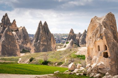 Kapadokya, Türkiye. Bulutlu Peri Bacası Kaya oluşumları