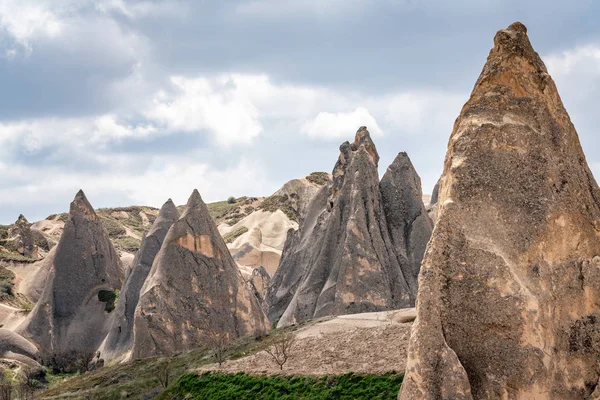 Kapadokya, Türkiye. Bulutlu Peri Bacası Kaya oluşumları — Stok fotoğraf