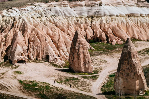 Cappadocia, Turecko. Pohádkové komínové skalní útvary s mraky — Stock fotografie