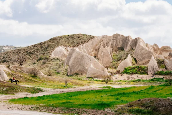 Capadócia, Turquia. Fada Chimney Rock formações com nuvens — Fotografia de Stock