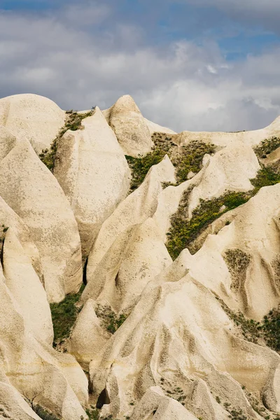 Cappadocia, Turchia. Fata Camino Formazioni rocciose con nuvole — Foto Stock