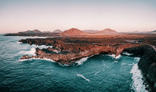 Vue aérienne des falaises de lave de Los Hervideros et de l'océan. Lanzarote, Îles Canaries . — Photo