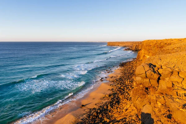 Playa del Aguila ao pôr do sol, El Cotillo, Fuerteventura, Ilhas Canárias — Fotografia de Stock