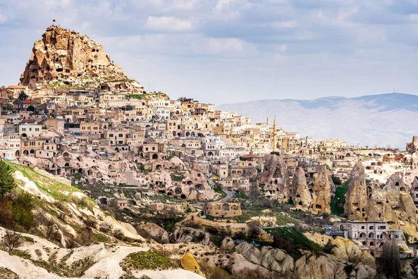Uchisarin kaupunki ja linna Pigeonin laaksosta, Cappadocia, Turkki — kuvapankkivalokuva
