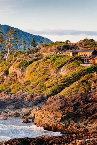 Tofino, litoral e casa ao pôr do sol. Vancouver Island, British Columbia, Canadá — Fotografia de Stock