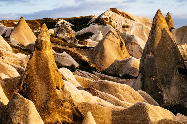 Red e Rose Valley ao pôr do sol, Goreme, Capadócia, Turquia. Pináculos — Fotografia de Stock