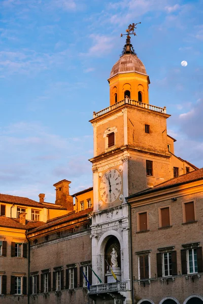 Solnedgang i Modena, Emilia Romagna, Italia. Kommunal palass og måne – stockfoto