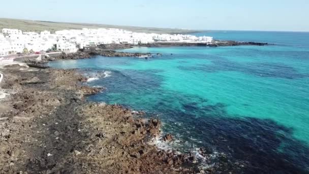 Punta Mujeres, Lanzarote, îles Canaries. Vue aérienne de la baie et la ville — Video