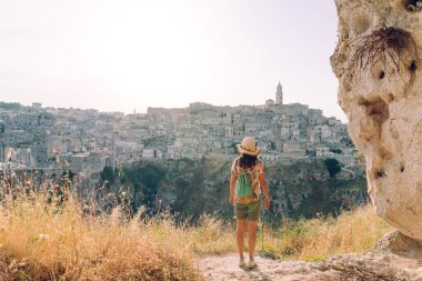 La Murgia Belvedere, Matera, Basilicata, İtalya 'daki mağaradan gün batımı.