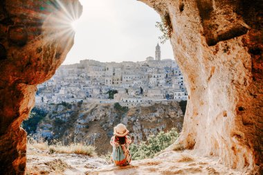 La Murgia Belvedere, Matera, Basilicata, İtalya 'daki mağaradan gün batımı.