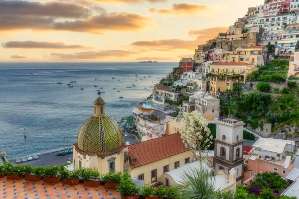 Positano, auringonlasku Amalfin rannikolla, Campania, Italia — kuvapankkivalokuva