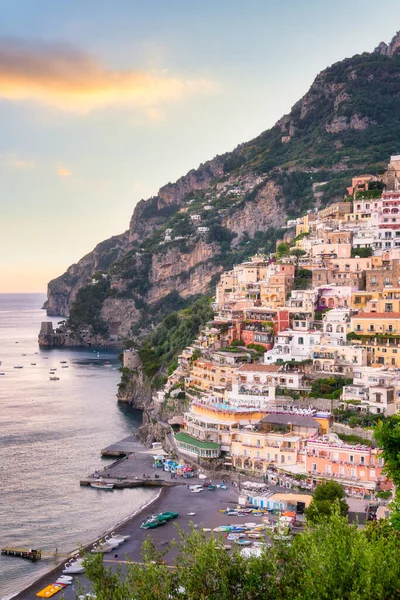 Positano, Sonnenuntergang an der Amalfiküste, Kampanien, Italien lizenzfreie Stockfotos