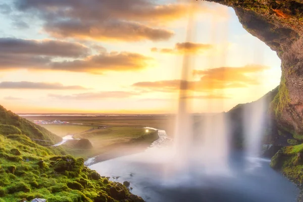 Wodospad Seljalandsfoss o zachodzie słońca, Islandia, Europa. — Zdjęcie stockowe