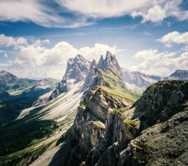 Seceda Dağı ve mavi gökyüzü yukarıdan. Trentino, Dolomitler, İtalya