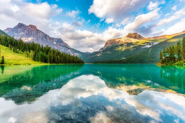 Emerald Lake Στο Εθνικό Πάρκο Yoho Βρετανική Κολομβία Καναδάς Εικόνα Αρχείου