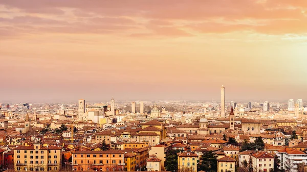 Bologna, kaupunkimaisema auringonlaskun aikaan. Emilia Romagna, Italia — kuvapankkivalokuva