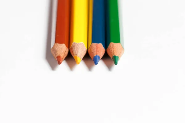 Lápis multicoloridos para desenhar em um fundo branco — Fotografia de Stock