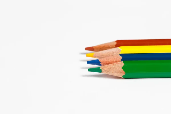 Beyaz bir arka plan üzerine çizmek için çok renkli kalemler — Stok fotoğraf