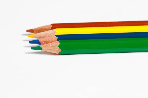 Lápis multicoloridos para desenhar em um fundo branco — Fotografia de Stock