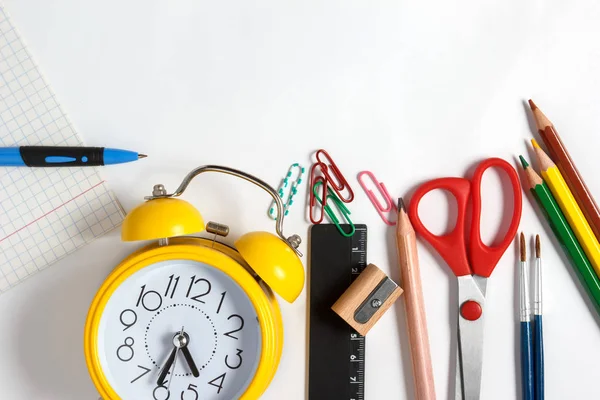 Schulkanzlei auf weißem Hintergrund — Stockfoto