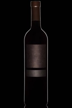 Siyah arka planda bir şişe şarap. Ana hatlarıyla aydınlatılmış.