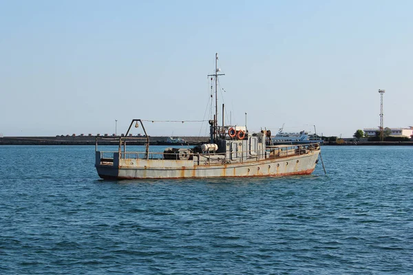 Şehir Limanındaki Eski Paslı Tekne — Stok fotoğraf