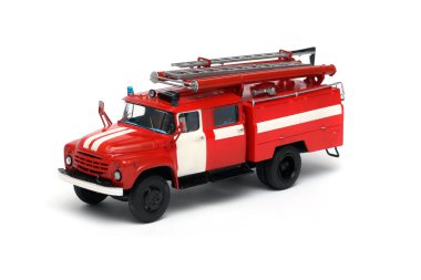 Beyaz arka planda bir itfaiye aracı modeli