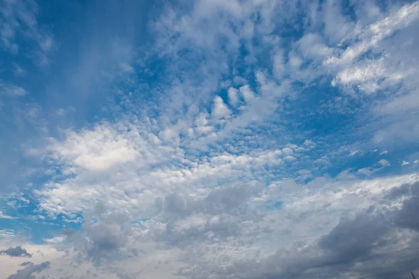 Céu azul bonito — Fotografia de Stock