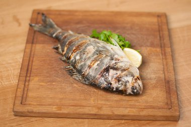 Izgara balık limon karabiber