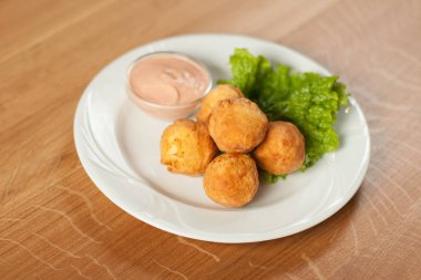 Patates kroket plaka üzerinde